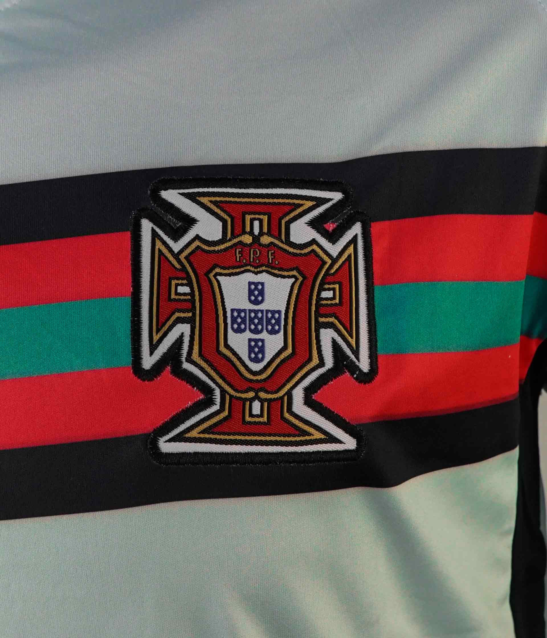 Áo thiết kế đẹp mắt, chất lượng cao cùng với sự ủng hộ nhiệt tình từ các cổ động viên, giúp đội tuyển Bồ Đào Nha trở thành một trong những ứng cử viên hàng đầu cho chức vô địch. Hãy đến và xem qua các hình ảnh về áo bóng đá đội tuyển Bồ Đào Nha để cảm nhận được sự đẳng cấp và phong cách của đội tuyển này.
